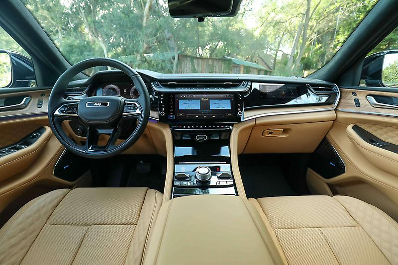 Premium interior layout and reworked center console of the new Jeep Grand Cherokee